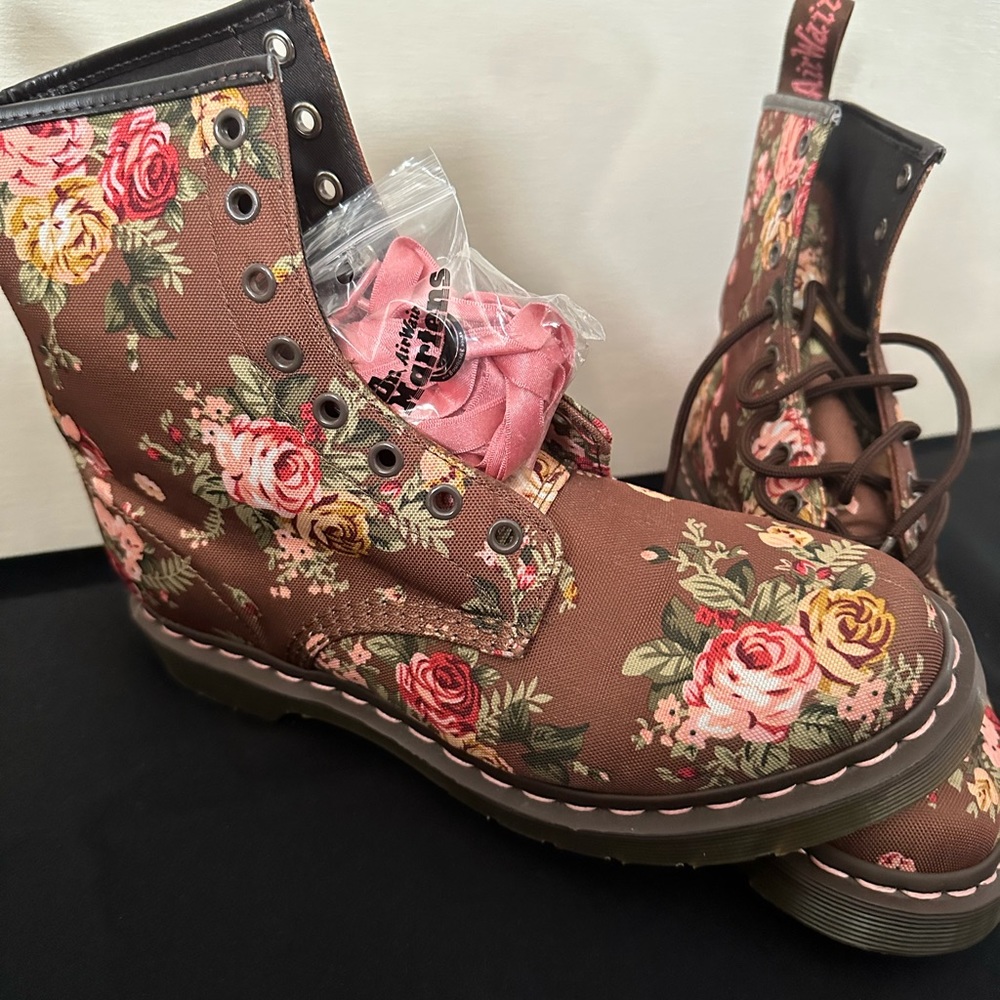 BRAND NEW Dr Martens Victorian flowers Brown & Pink boots.